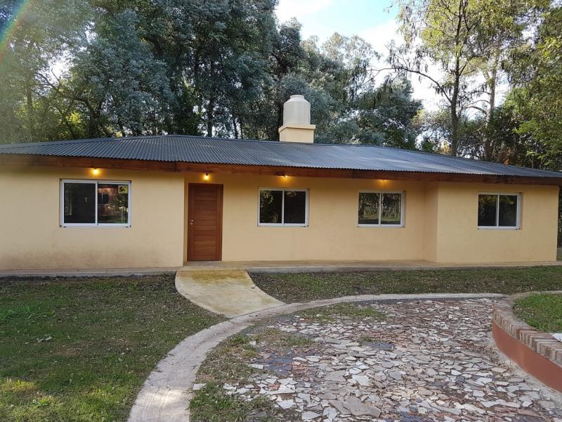 Manés Propiedades Casa a estrenar en el barrio cerrado EUCALIPTUS PILAR (ZONA: Golfer’s CC, Marinas Del Pilar, Rocíos, Palmares, La Emilia, La reserva.)  , sobre una planta: living, cocina, lavadero, dormitorio principal en suite con vestidor, dos dormitorios más con otro baño completo, lote 940 metros, superficie cubierta 130 metros, superficie semicubierta 40 metros. 
SIN EXPENSAS
U$S150.000.
