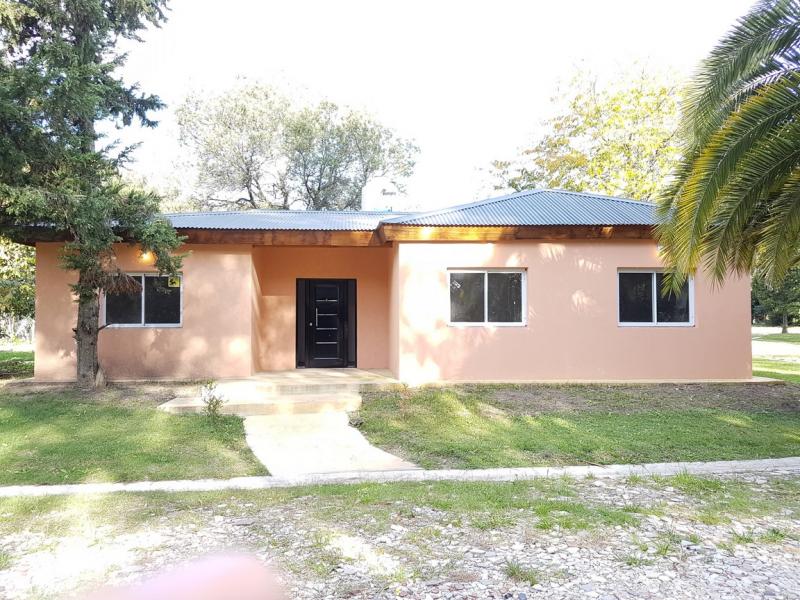 Manés Propiedades Casa a estrenar en el barrio cerrado EUCALIPTUS PILAR,(ZONA: Golfer’s CC, Marinas Del Pilar, Rocíos, Palmares, La Emilia, La reserva.)  sobre una planta: living, cocina, lavadero, dormitorio principal en suite, dos dormitorios más con otro baño completo, lote 670 metros, superficie cubierta 95 metros, superficie semicubierta 22 metros. 

SIN EXPENSAS
U$S135.000.
