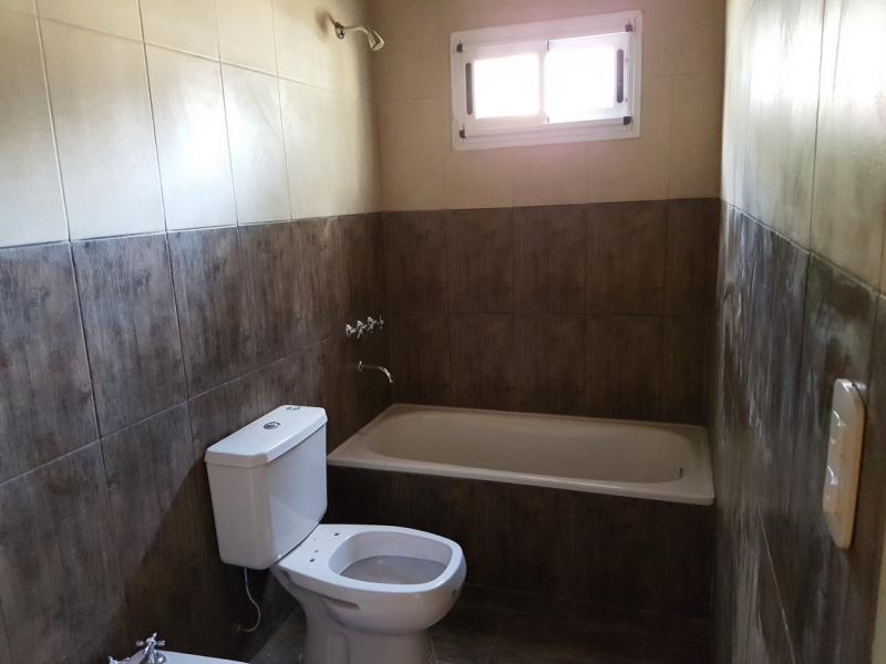 Manés Propiedades Casa a estrenar en el barrio cerrado EUCALIPTUS PILAR,(ZONA: Golfer’s CC, Marinas Del Pilar, Rocíos, Palmares, La Emilia, La reserva.)  sobre una planta: living, cocina, lavadero, dormitorio principal en suite, dos dormitorios más con otro baño completo, lote 670 metros, superficie cubierta 95 metros, superficie semicubierta 22 metros. 

SIN EXPENSAS
U$S135.000.
