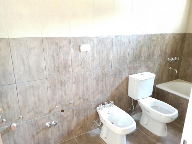 Manés Propiedades Casa a estrenar en el barrio cerrado EUCALIPTUS PILAR,(ZONA: Golfer’s CC, Marinas Del Pilar, Rocíos, Palmares, La Emilia, La reserva.)  sobre una planta: living, cocina, lavadero, dormitorio principal en suite, dos dormitorios más con otro baño completo, lote 670 metros, superficie cubierta 95 metros, superficie semicubierta 22 metros. 

SIN EXPENSAS
U$S135.000.
