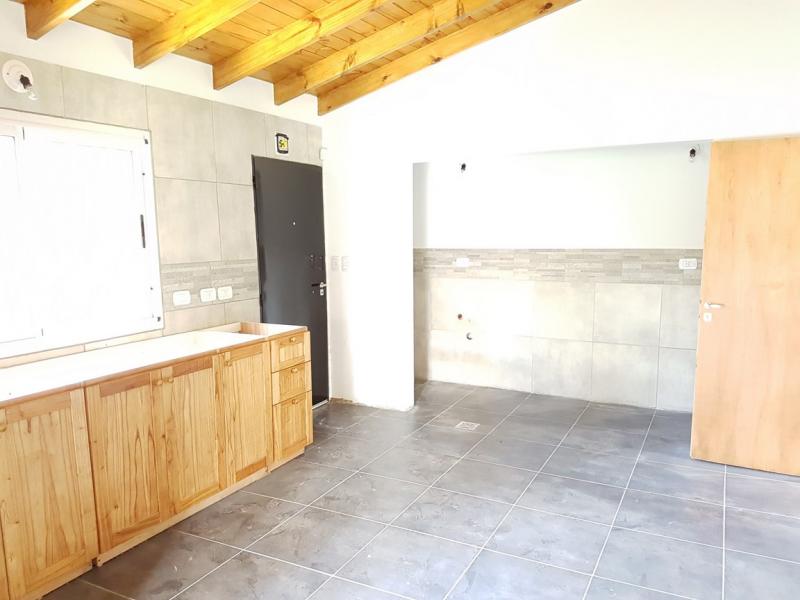 Manés Propiedades Casa a estrenar en el barrio cerrado EUCALIPTUS PILAR, (ZONA: Golfer’s CC, Marinas Del Pilar, Rocíos, Palmares, La Emilia, La reserva.)  Pilar sobre una planta: living, cocina, lavadero, toil., dormitorio principal en suite con vestidor, dos dormitorios más con otro baño completo, lote 800 metros, superficie cubierta 130 metros, superficie semicubierta 40 metros. 
SIN EXPENSAS
U$S150.000.
