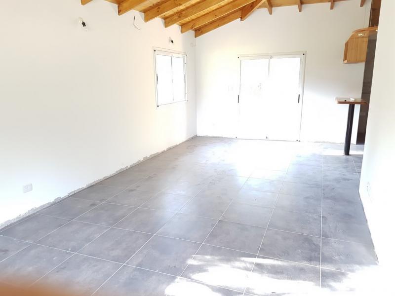Manés Propiedades Casa a estrenar en el barrio cerrado EUCALIPTUS PILAR, (ZONA: Golfer’s CC, Marinas Del Pilar, Rocíos, Palmares, La Emilia, La reserva.)  Pilar sobre una planta: living, cocina, lavadero, toil., dormitorio principal en suite con vestidor, dos dormitorios más con otro baño completo, lote 800 metros, superficie cubierta 130 metros, superficie semicubierta 40 metros. 
SIN EXPENSAS
U$S150.000.
