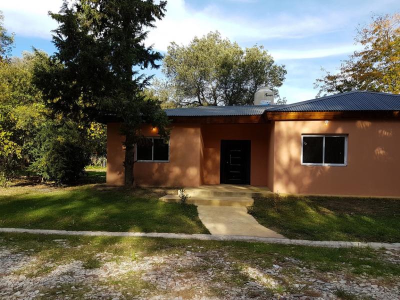 Manés Propiedades Casa a estrenar en el barrio cerrado EUCALIPTUS PILAR,(ZONA: Golfer’s CC, Marinas Del Pilar, Rocíos, Palmares, La Emilia, La reserva.)  sobre una planta: living, cocina, lavadero, dormitorio principal en suite, dos dormitorios más con otro baño completo, lote 670 metros, superficie cubierta 95 metros, superficie semicubierta 22 metros. 

SIN EXPENSAS
U$S135.000.
