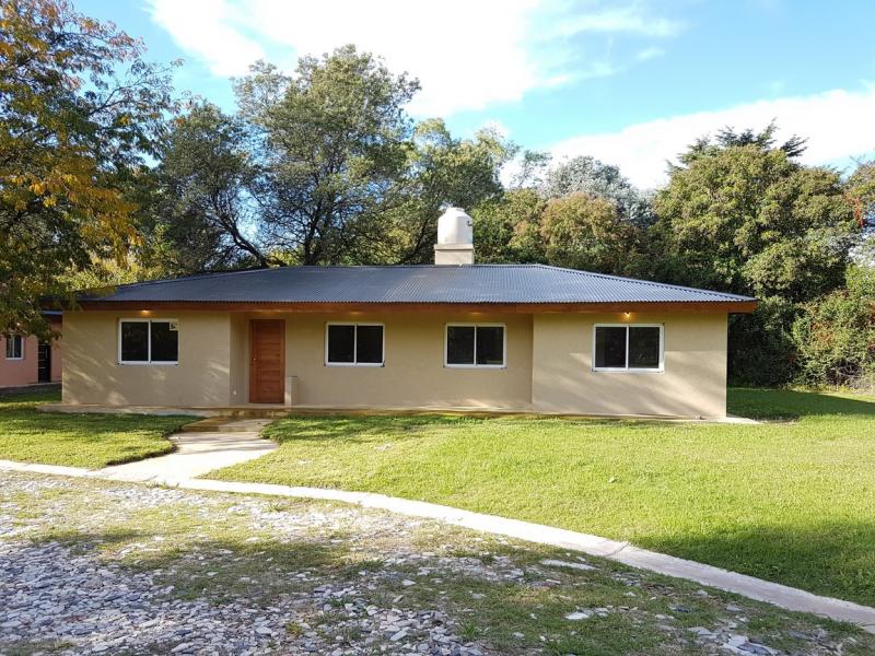 Manés Propiedades Casa a estrenar en el barrio cerrado EUCALIPTUS PILAR, (ZONA: Golfer’s CC, Marinas Del Pilar, Rocíos, Palmares, La Emilia, La reserva.)  Pilar sobre una planta: living, cocina, lavadero, toil., dormitorio principal en suite con vestidor, dos dormitorios más con otro baño completo, lote 800 metros, superficie cubierta 130 metros, superficie semicubierta 40 metros. 
SIN EXPENSAS
U$S150.000.
