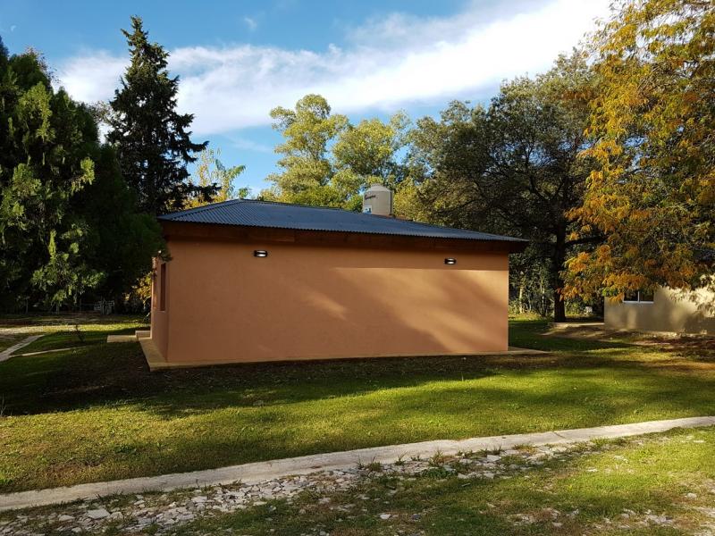Manés Propiedades Casa a estrenar en el barrio cerrado EUCALIPTUS PILAR,(ZONA: Golfer’s CC, Marinas Del Pilar, Rocíos, Palmares, La Emilia, La reserva.)  sobre una planta: living, cocina, lavadero, dormitorio principal en suite, dos dormitorios más con otro baño completo, lote 670 metros, superficie cubierta 95 metros, superficie semicubierta 22 metros. 

SIN EXPENSAS
U$S135.000.
