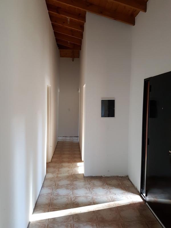 Manés Propiedades Casa a estrenar en el barrio cerrado EUCALIPTUS PILAR,(ZONA: Golfer’s CC, Marinas Del Pilar, Rocíos, Palmares, La Emilia, La reserva.)  sobre una planta: living, cocina, lavadero, dormitorio principal en suite, dos dormitorios más con otro baño completo, lote 670 metros, superficie cubierta 95 metros, superficie semicubierta 22 metros. 

SIN EXPENSAS
U$S135.000.
