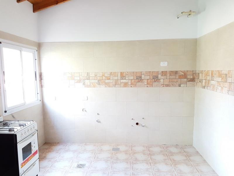 Manés Propiedades Casa a estrenar en el barrio cerrado EUCALIPTUS PILAR,(ZONA: Golfer’s CC, Marinas Del Pilar, Rocíos, Palmares, La Emilia, La reserva.)  sobre una planta: living, cocina, lavadero, dormitorio principal en suite, dos dormitorios más con otro baño completo, lote 670 metros, superficie cubierta 95 metros, superficie semicubierta 22 metros. 

SIN EXPENSAS
U$S135.000.
