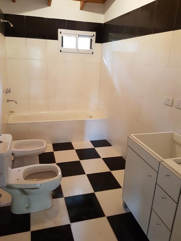 Manés Propiedades Casa a estrenar en el barrio cerrado EUCALIPTUS PILAR (ZONA: Golfer’s CC, Marinas Del Pilar, Rocíos, Palmares, La Emilia, La reserva.)  , sobre una planta: living, cocina, lavadero, dormitorio principal en suite con vestidor, dos dormitorios más con otro baño completo, lote 940 metros, superficie cubierta 130 metros, superficie semicubierta 40 metros. 
SIN EXPENSAS
U$S150.000.
