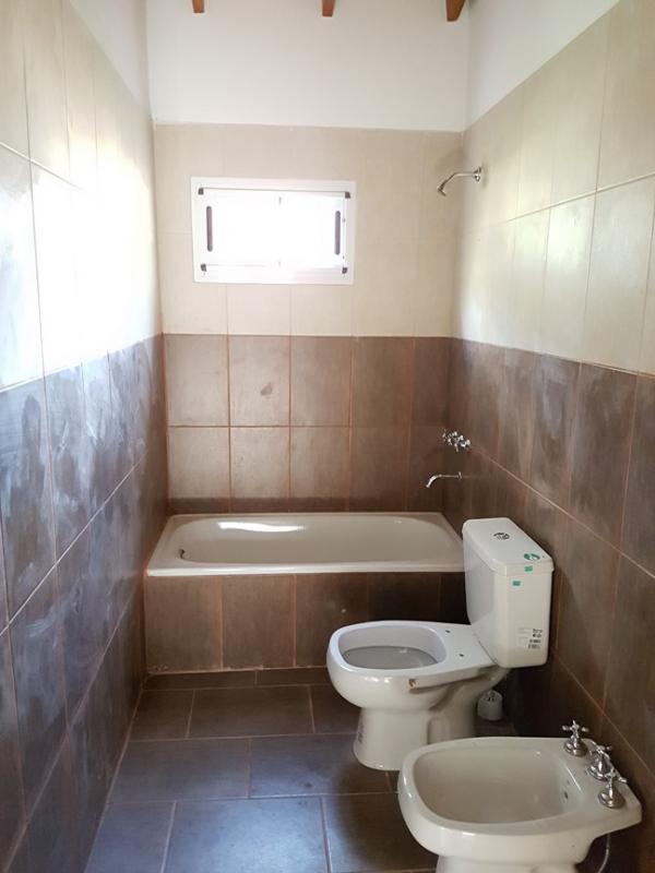 Manés Propiedades Casa a estrenar en el barrio cerrado EUCALIPTUS PILAR,(ZONA: Golfer’s CC, Marinas Del Pilar, Rocíos, Palmares, La Emilia, La reserva.)  sobre una planta: living, cocina, lavadero, dormitorio principal en suite, dos dormitorios más con otro baño completo, lote 670 metros, superficie cubierta 95 metros, superficie semicubierta 22 metros. 

SIN EXPENSAS
U$S135.000.
