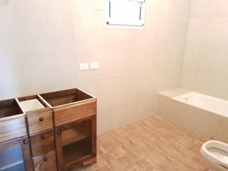 Manés Propiedades Casa a estrenar en el barrio cerrado EUCALIPTUS PILAR, (ZONA: Golfer’s CC, Marinas Del Pilar, Rocíos, Palmares, La Emilia, La reserva.)  Pilar sobre una planta: living, cocina, lavadero, toil., dormitorio principal en suite con vestidor, dos dormitorios más con otro baño completo, lote 800 metros, superficie cubierta 130 metros, superficie semicubierta 40 metros. 
SIN EXPENSAS
U$S150.000.
